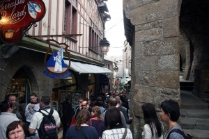 Toeristen in de Grande Rue op de Mont Saint Michel