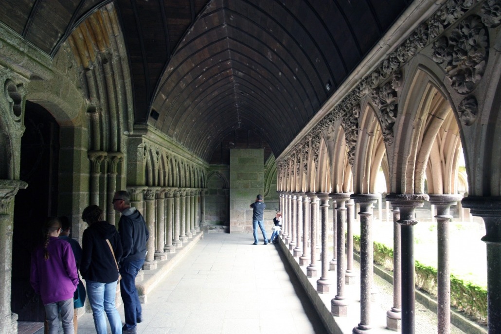 Kloostergang van de Mont Saint Michel in Normandië, Frankrijk