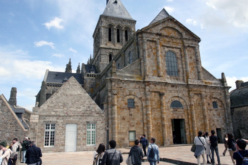 Het plein voor de ingang van de kerk op de Mont Saint Michel
