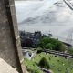 Uitzicht op een park vanaf het klooster op de Mont Saint Michel in Frankrijk