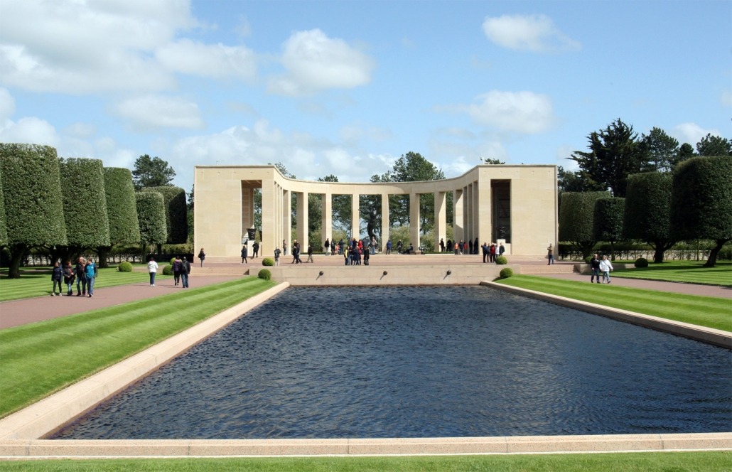 Monument op de Amerikaanse militaite ere begraafplaats bij Omaha Beach in Normandië Frankrijk.