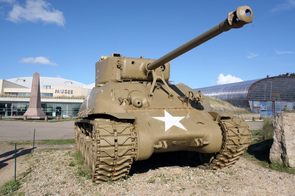 Een Sherman tank voor het museum bij Utah Beach.