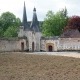 De poort van het klooster van Le Bec-Hellouin dat op de UNSECO lijst staat