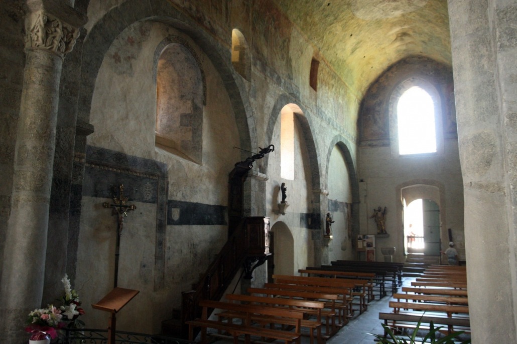 De binnenkant van de abdijkerk van Lavaudieu is versierd met oude fresco's.