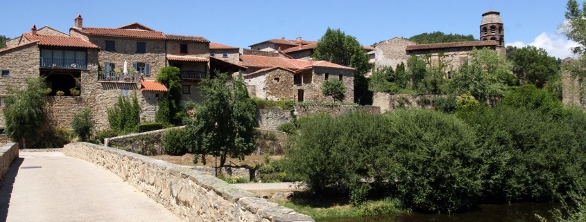 Het dorp Lavaudieu gezien vanaf de oude brug over de Sénouire