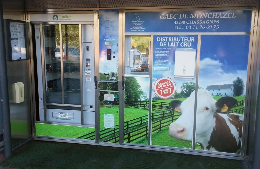 Automaat met verse melk bij de supermarkt in Lengeac in Frankrijk