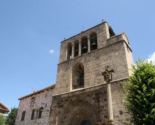 Arlempdes-auvergne-loire-dorp-kerk.jpg