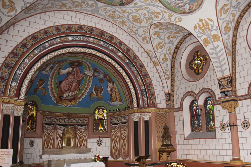 De binnenkant van de kapel in Eguisheim in de Elzas is helemaal gekleurd