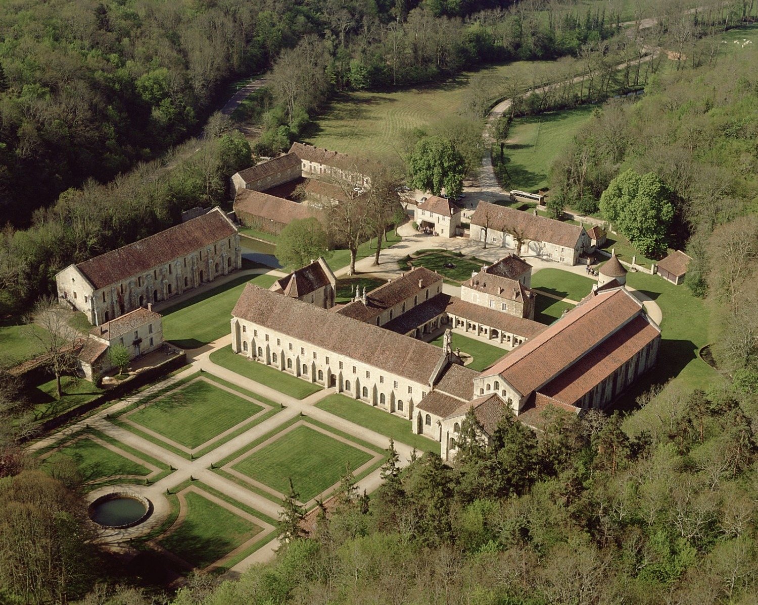 Luchtfoto van de abdij van Fontenay in Bourgondie Atout France/Daniel Philippe