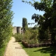 De middeleeuwse tuin met de verdedigingsmuur in Rodemack Frankrijk