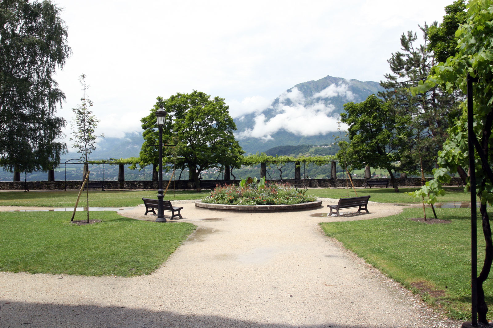 Park in Conflans, een middeleeuws dorpje in de Franse Alpen