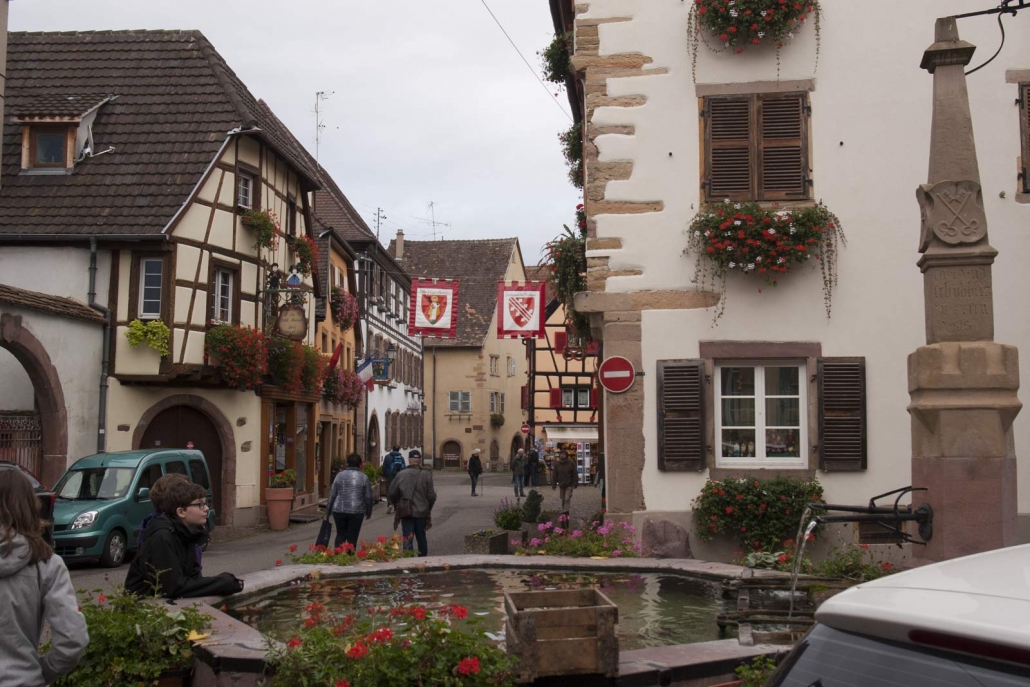 Het kleine pleintje in het dorp Eguisheim in de Franse streek de Elzas