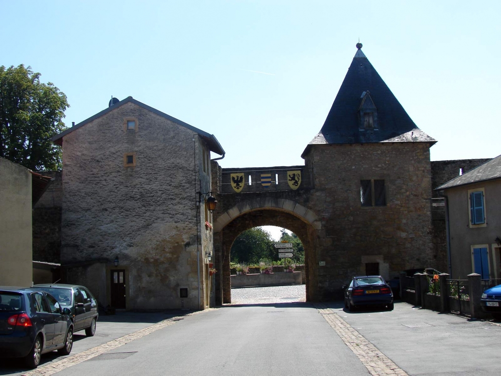 Poort in het dorp Rodemack in het noorden van Frankrijk