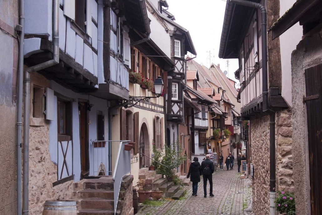 Het straat dat helemaal rond het centrum loopt van Eguisheim Frankrijk