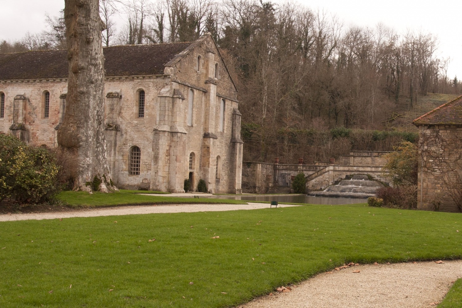 De smederij bij het klooster van Fontenay met daarnaast een waterval