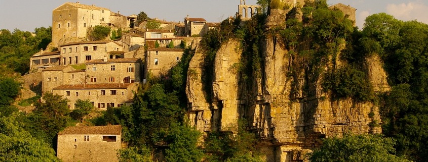 Het dorp Balazuc aan de Ardèche in Frankrijk