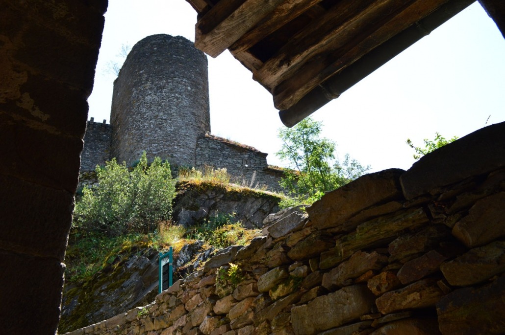 Toren van het kasteel van Brousse-le-Château in Frankrijk