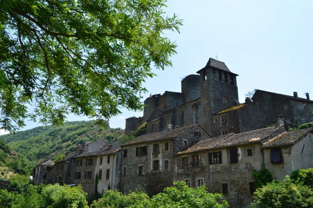 Het dorp Brousse-le-Château in de Aveyron