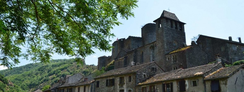 Het dorp Brousse-le-Château in de Aveyron