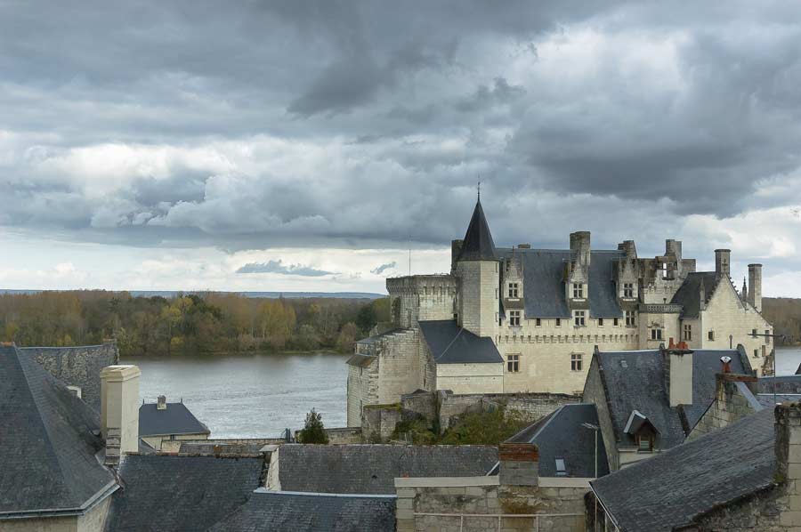 Château_et_village_de_Montsoreau-kasteel-loire-dorp-frankrijk-By-Declaudure-via-Wikimedia-Commons