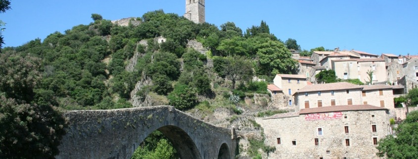 Het dorp Olargues in de Herault in het zuiden van Frankrijk