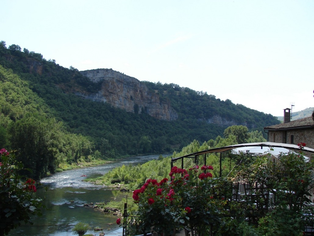 De rivier de Aveyron bij het dorp Peyre
