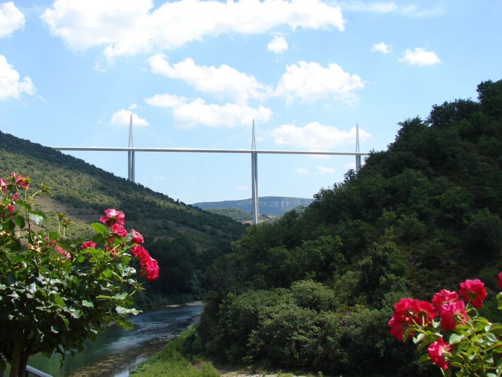 Viaduct van Milau vanuit het dorp Peyre