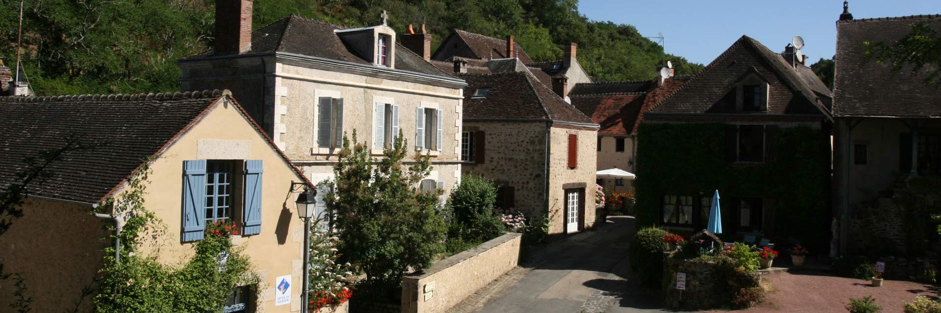 Het pleintje voor het kasteel in het dorp Gargilesse-Dampierre in de Limousin Frankrijk