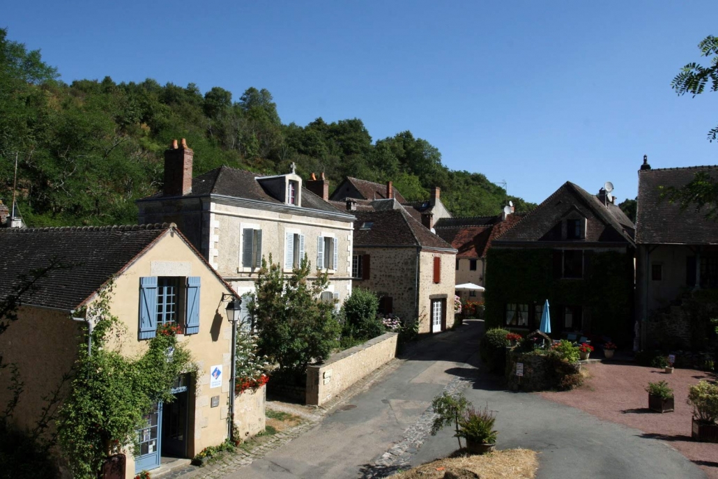 Het pleintje voor het kasteel van Gargilesse-Dampierre een dorpje in Frankrijk