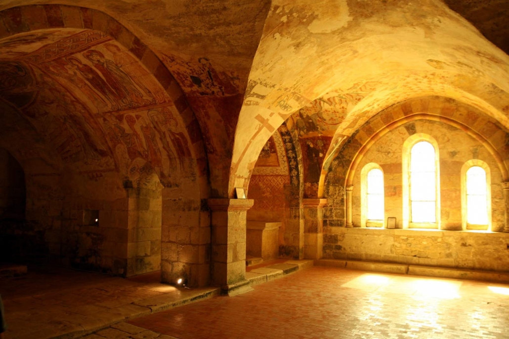 De crypte met middeleeuwse fresco's van de kerk in Gargilesse-Dampierre in Frankrijk