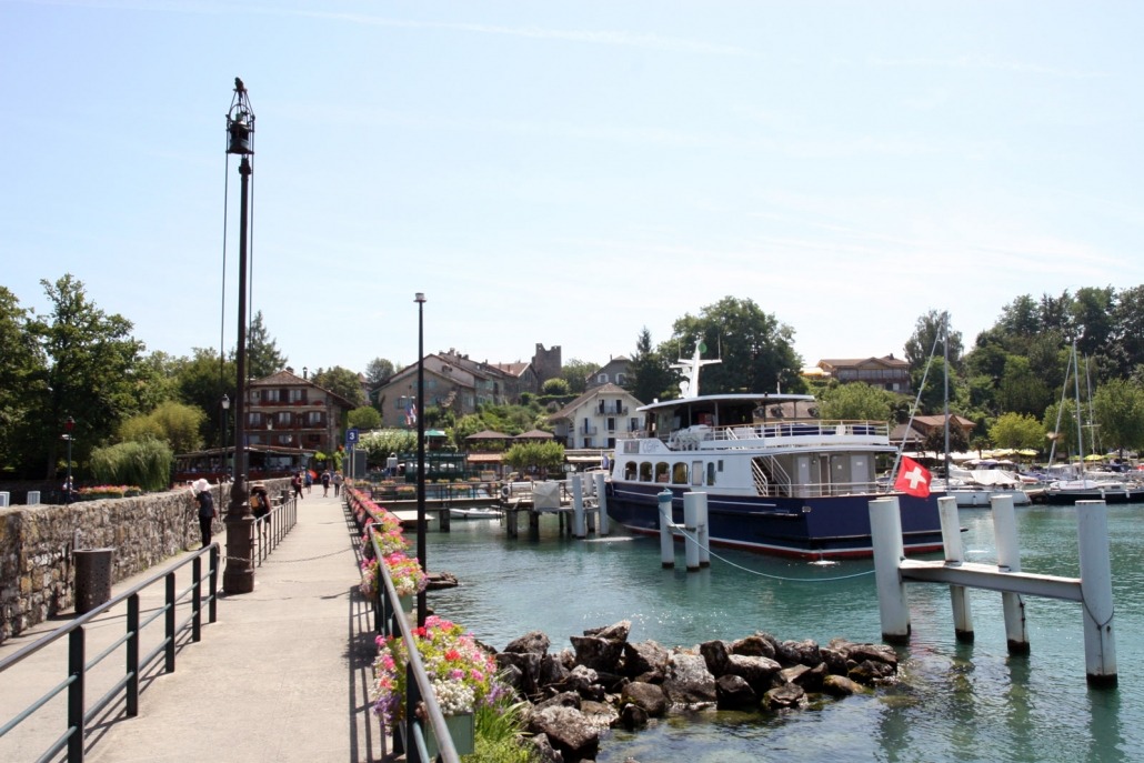 haven veerboot nyons yvoire savoie meer geneve frankrijk dorp pier