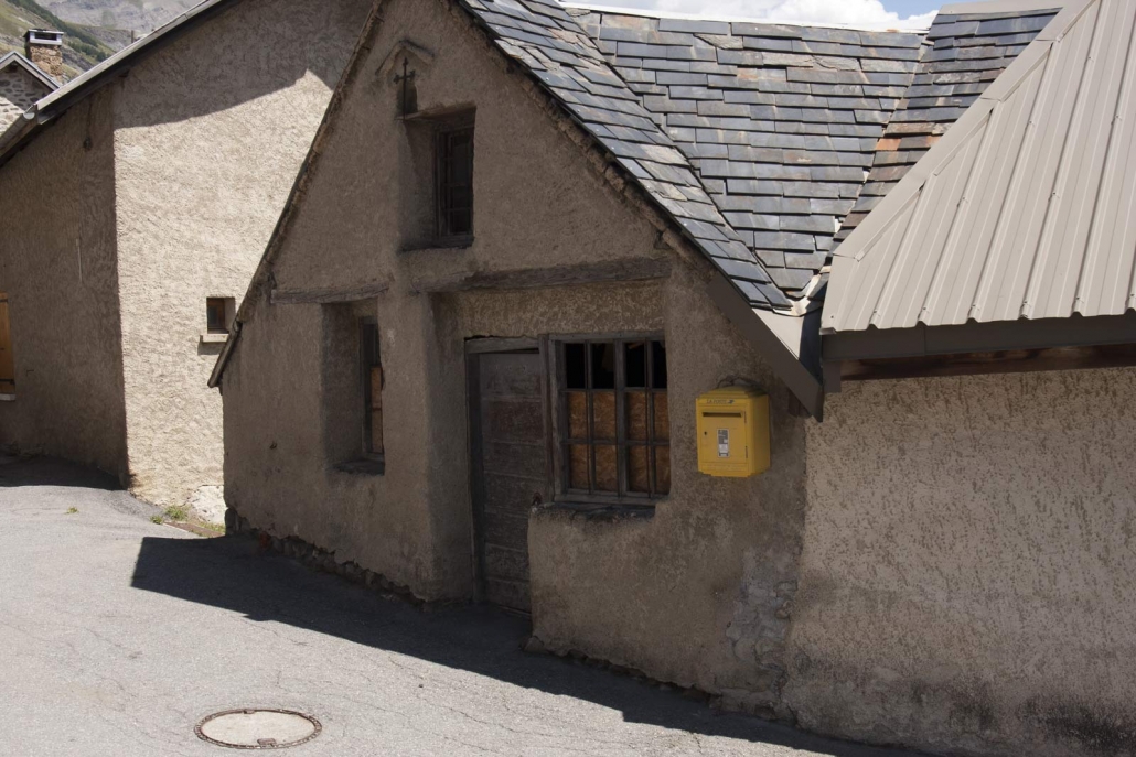 Huisje met postbus in het dorp La-Grave-La-Meije in Frankrijk