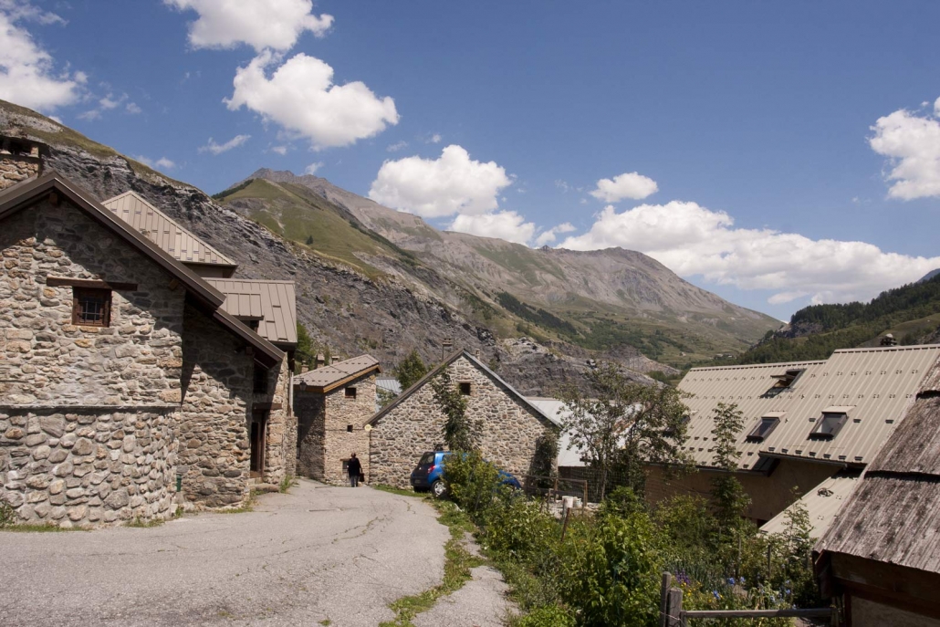 Huisjes met daarachter de bergen van de Franse Alpen in La-Grave-La-Meije