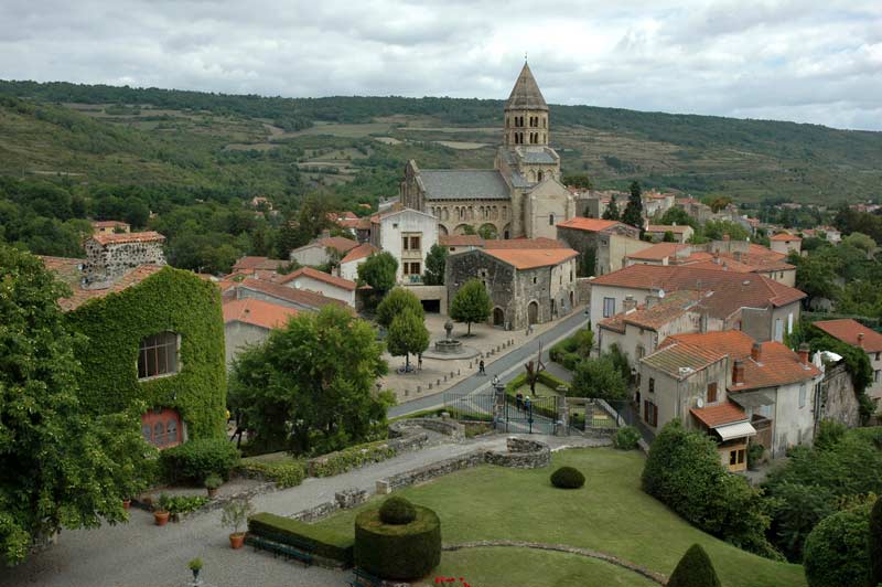 France_Auvergne_Rhone_Alpes_dorp-frankrijk_Saint_Saturnin_Eglise-By-Calips-CC-BY-SA-3.0-via-Wikimedia-Commons