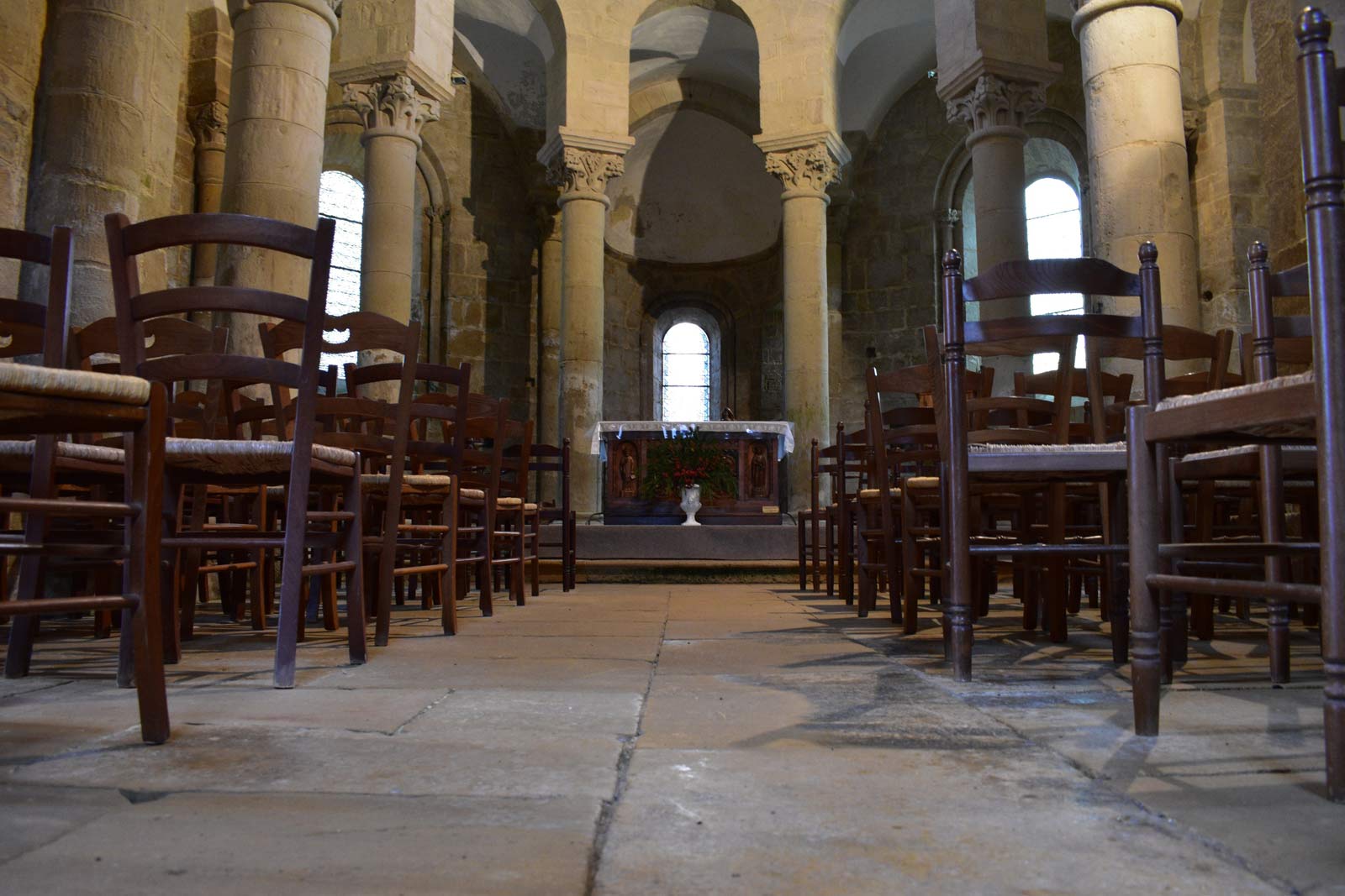 Het koor van de kerk in Saint Robert in de Limousin in Frankrijk is rond