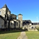 De buitenkant van de kerk in Saint Robert een dorpje in de Limousin