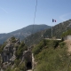 De Franse vlag op een terras boven het dorpje Sainte-Agnès bij Menton, Frankrijk