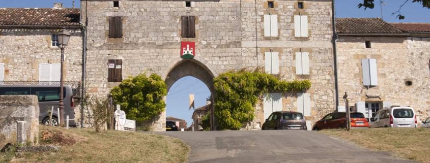 De poort aan het zuidkant van het dorp Monpazier