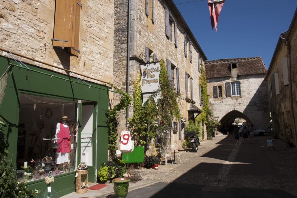 Straatje met winkel in het dorpje Monpazier in Frankrijk