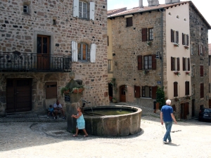 pradelles-auvergne-haute-loire-dorp-frankrijk-fontein