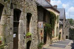 Sainte-Suzanne_straatje dorp in Normandië