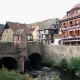 De versterkte brug in Kayersberg in de Elzas, Frankrijk