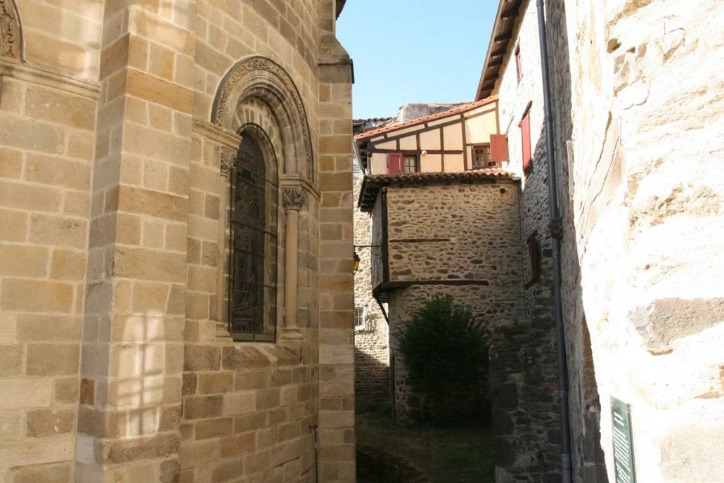 De buitenkant van het koor van het kerkje in Blesle in Frankrijk