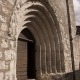 Het voorportaal van de Romaanse kerk in Monflanquin in Frankrijk