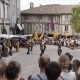 Vlaggen gooien tijdens het middeleeuws festival in Monflaquin in Frankrijk