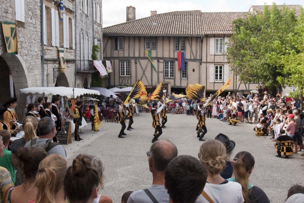 Een act met vlaggen tijdens het middeleeuws festival in het Franse dorp Monflanquin
