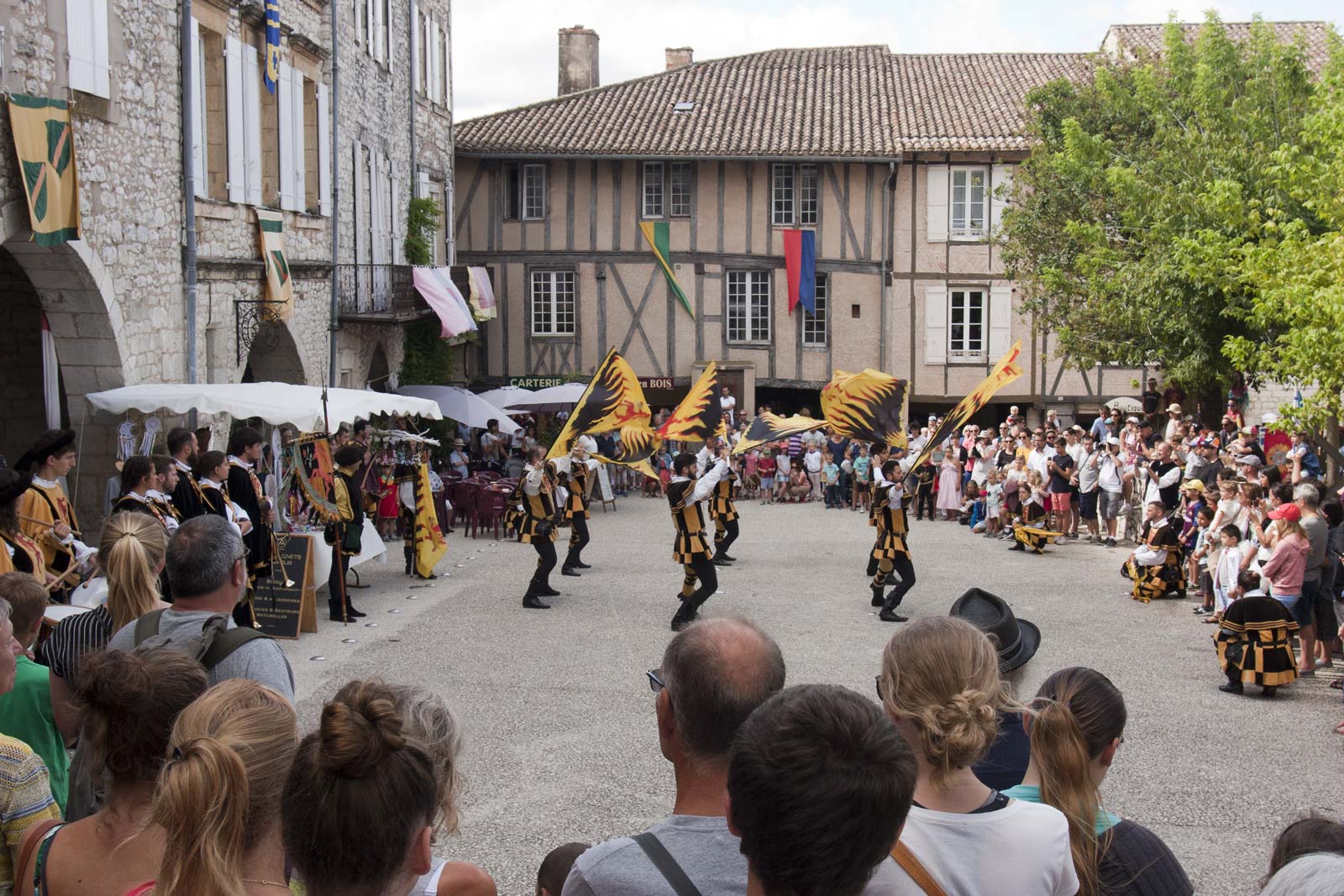 Vlaggen gooien tijdens het middeleeuws festival in Monflaquin in Frankrijk