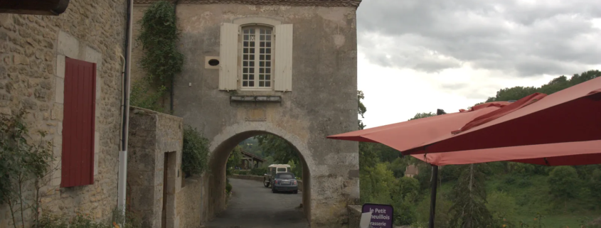 Poort in het dorp Limeuil in Zuid-West Frankrijk