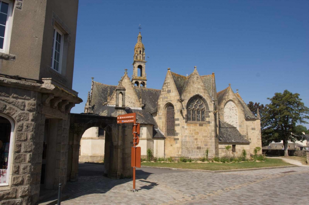Kerkje in het dorp Le Foau dorp in Bretagne, Frankrijk