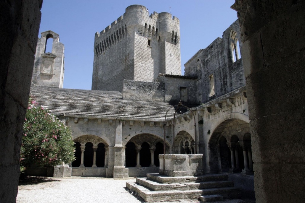 Het kloosterhof van de abdij van Montmajour